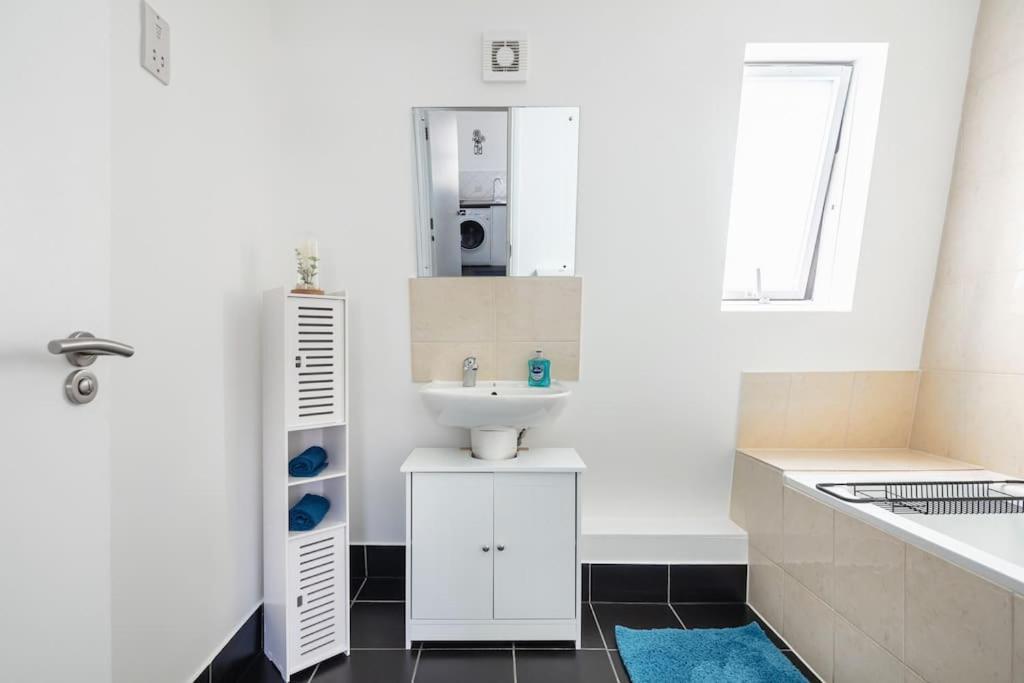 Bright N' Charming Air Conditioned Two Bed In Heart Of Londres Exterior foto